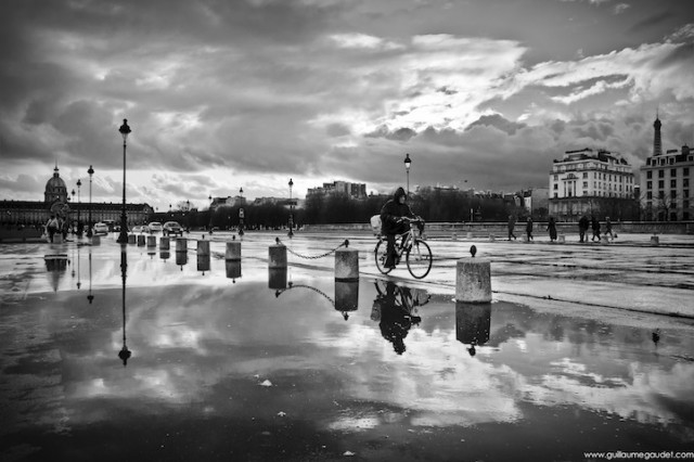 The cyclist of Place des Invalides